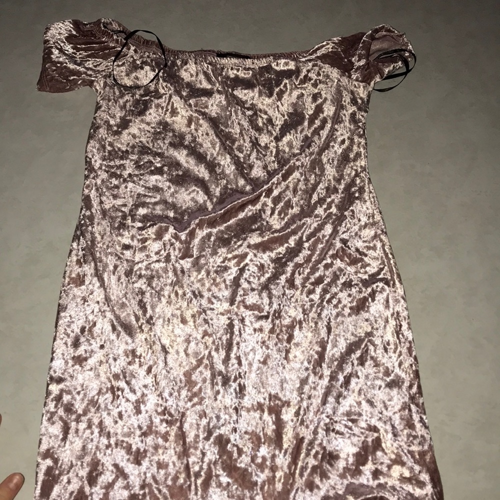 Gorgeous velvet pink dress run small! Worn once.
